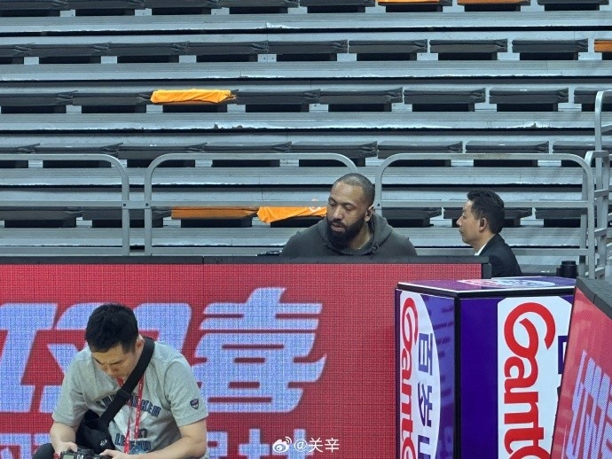 今晚不打?广东主场迎战广厦 吉伦沃特一身便装现身球馆